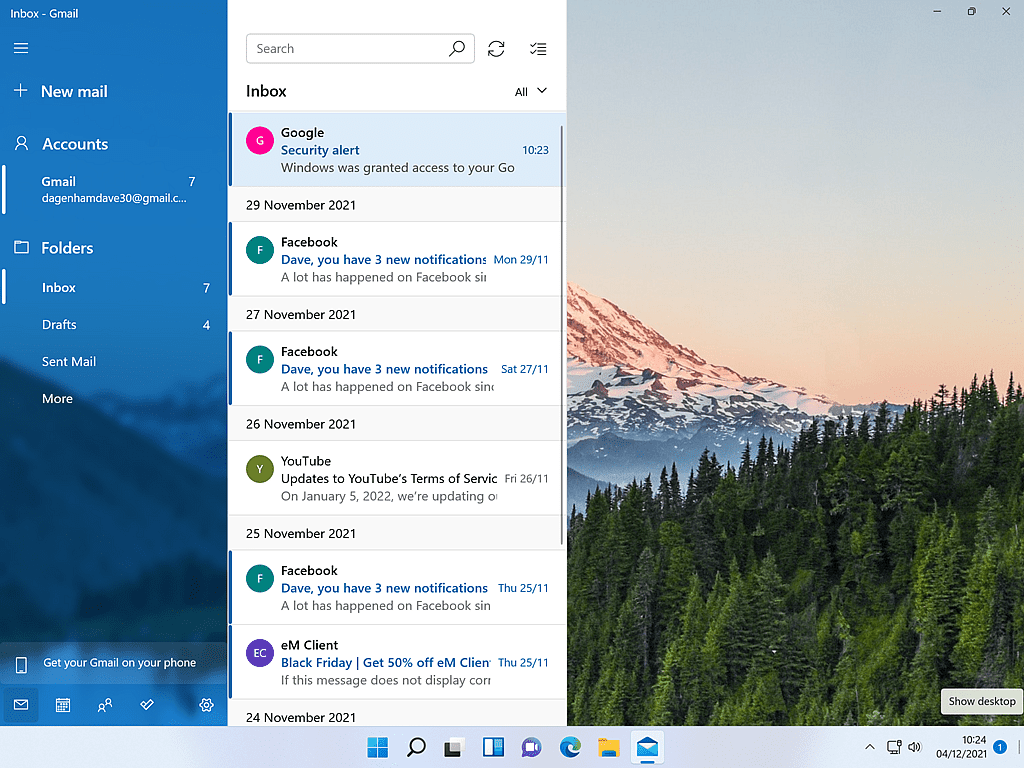 Windows Mail app open and displaying downloaded emails.