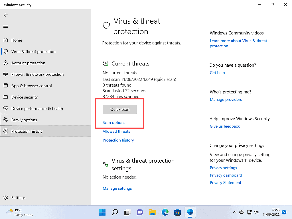 Quick Scan button and the scan options link are marked in Windows Defender.