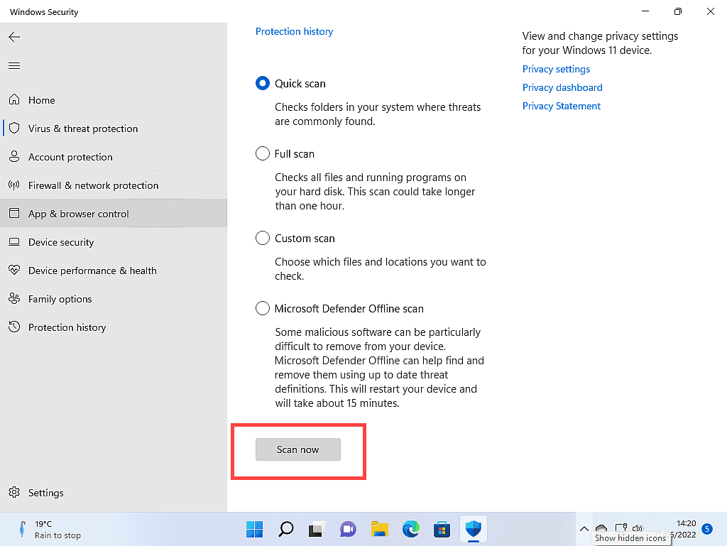 Quick Scan button and the scan options link are marked in Windows Defender.
