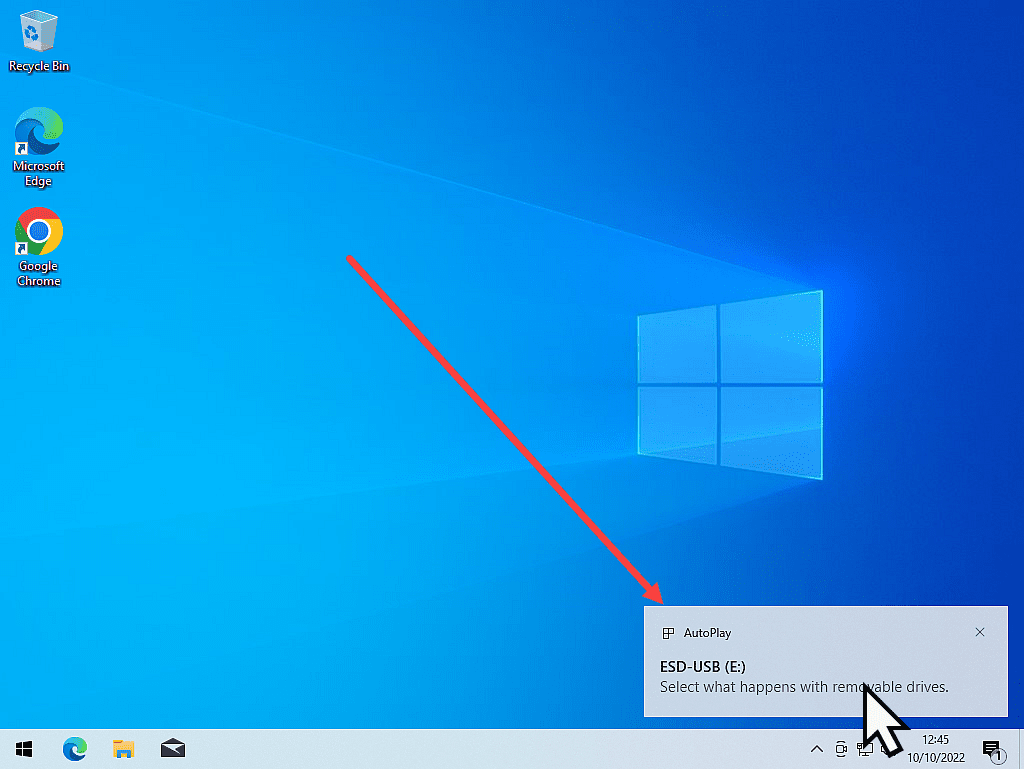 Windows 10 Autoplay notification highlighted.