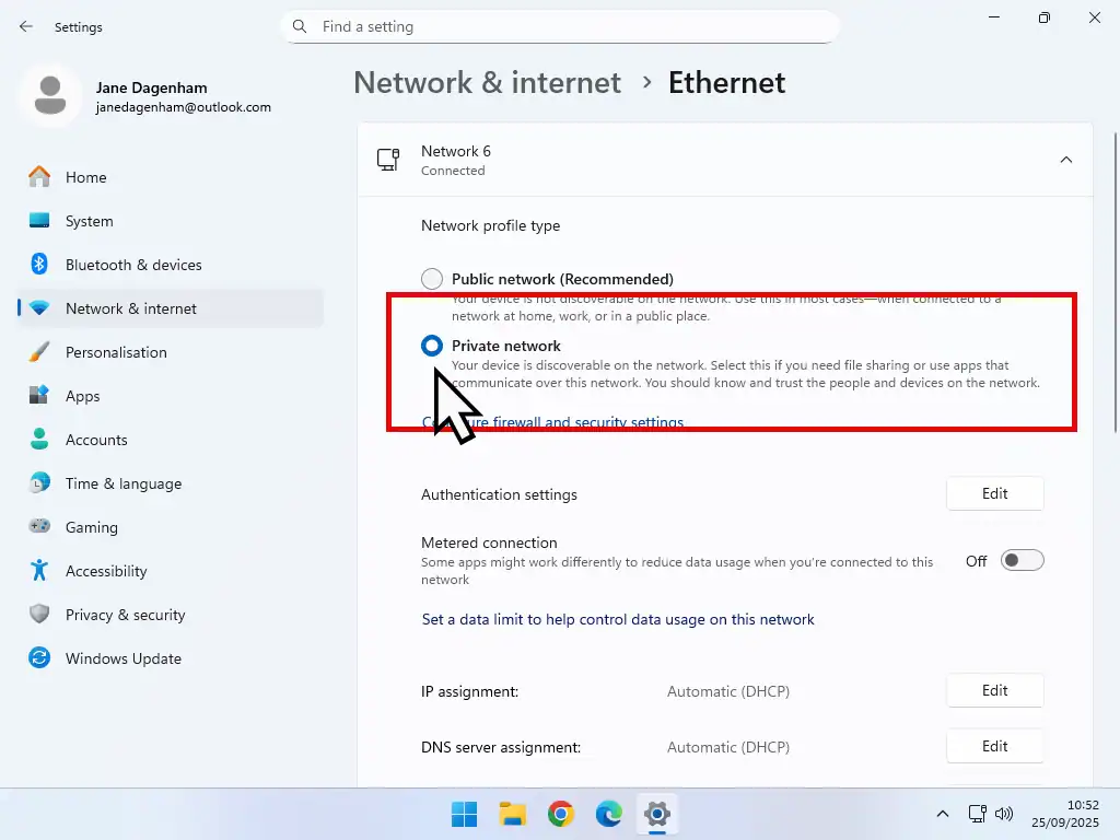 Selecting Private network in Windows 11.