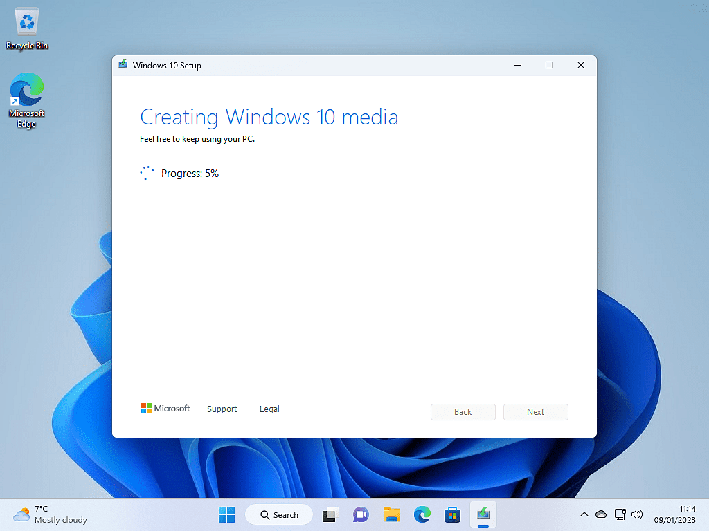 Creating Windows 10 media progress screen.