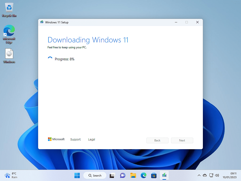 Windows 11 setup is downloading the files.