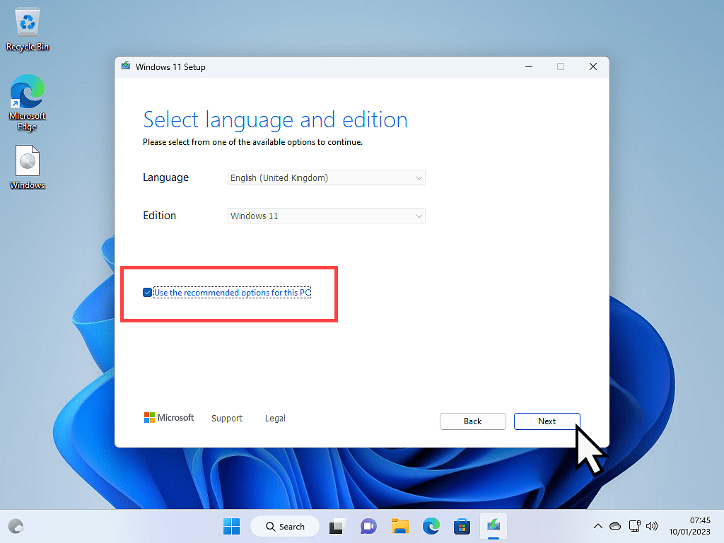 “Use the recommended options for this PC” option and the Next button are both highlighted.