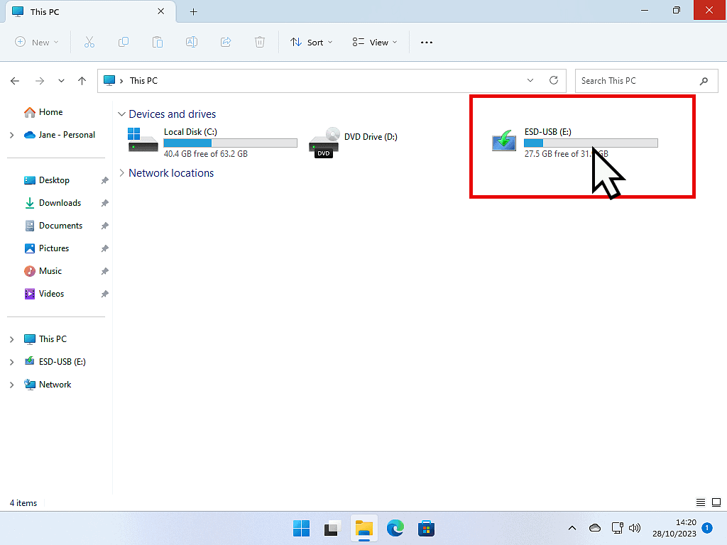 Opening a USB drive in Windows File Explorer.