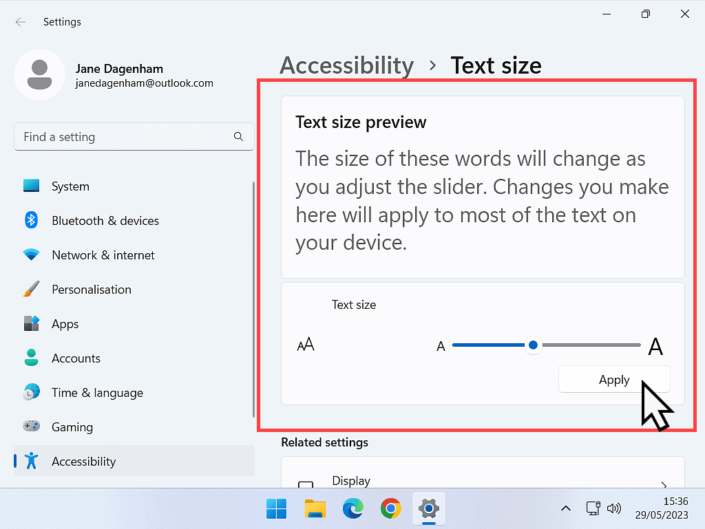 Sample text is much larger in Windows 11. The Apply button is marked.