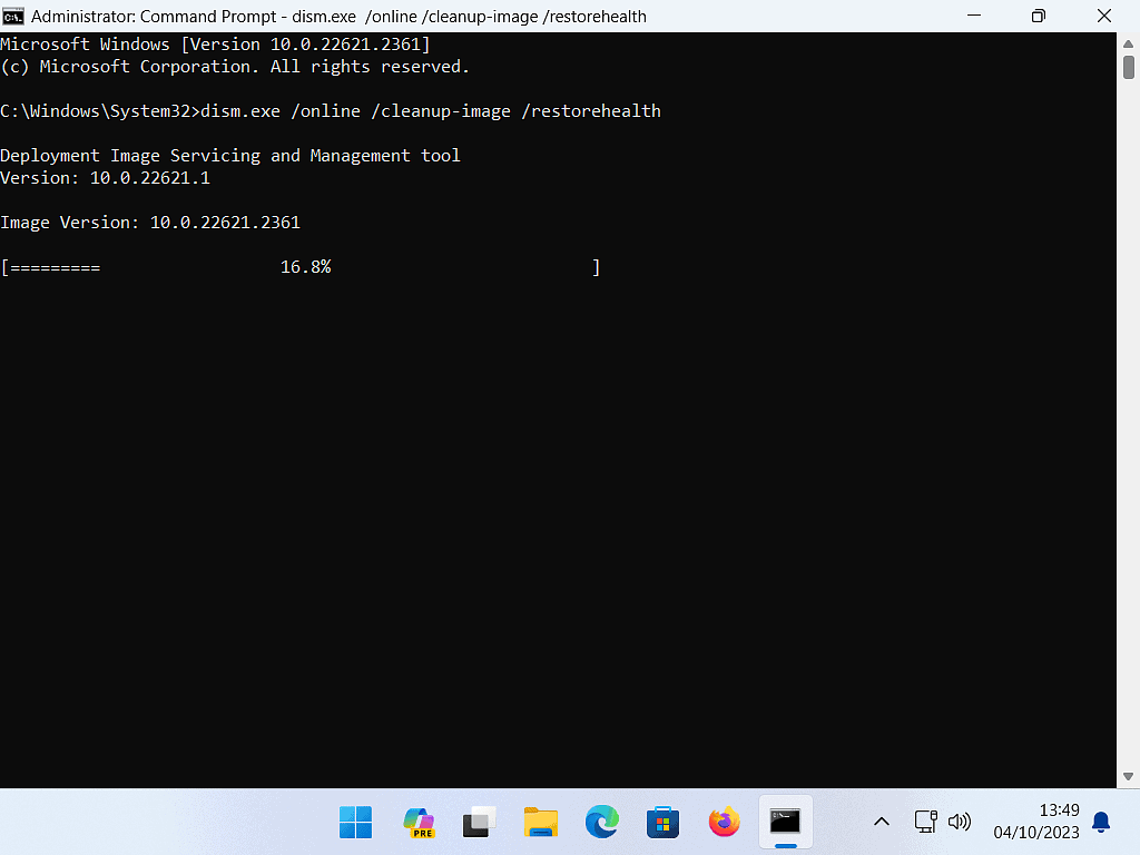 DISM.exe is running in a Command Prompt window.