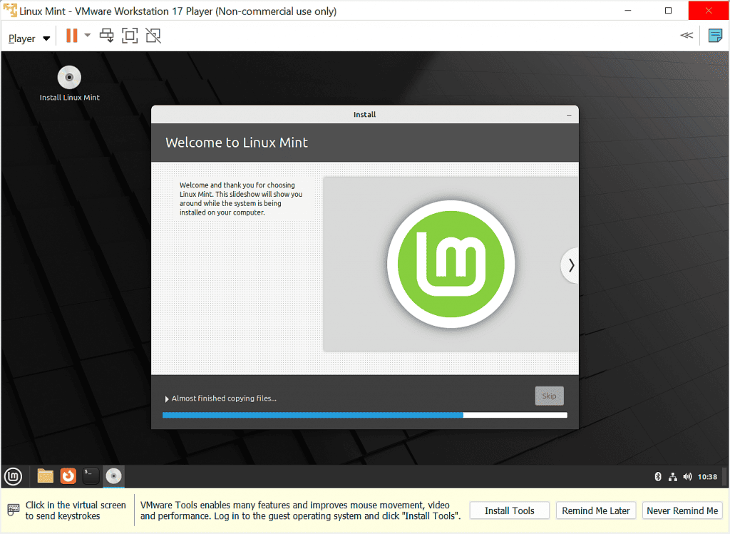Linux Mint is installing. Progress bar.