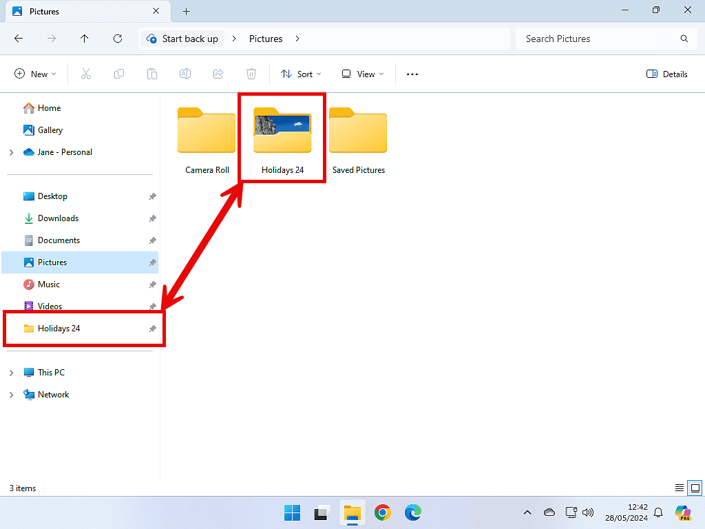 Folder is indicated in File View and in the Quick Access area of File Explorer.