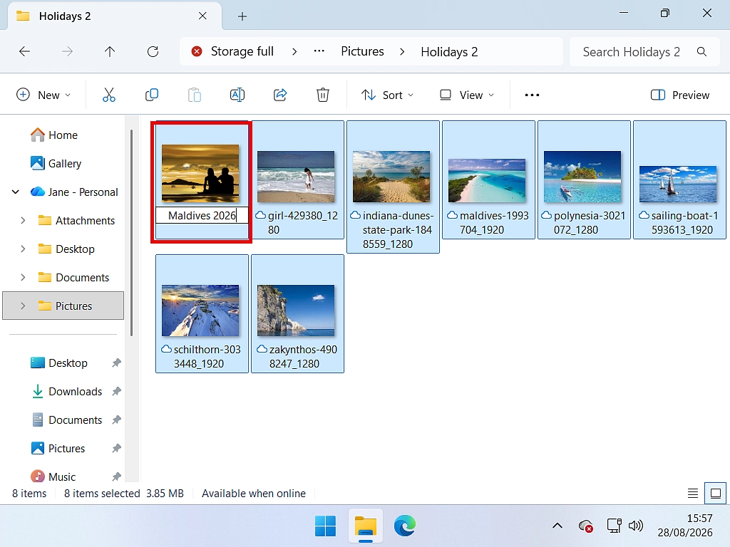 Selecting all the files in a folder to batch rename them in Windows 11